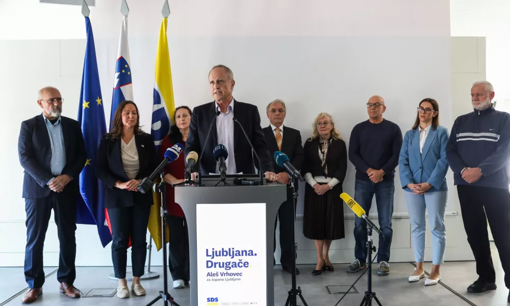 - Ale&scaron; Hojs, podpredsednik SDS in predsednik MO SDS Ljubljana,- Ale&scaron; Vrhovec, kandidat za župana Ljubljane iz stranke SDS,- Maru&scaron;a Babnik, poslanka SDS,- SDS mediji- 13.10.2026. - novinarska konferenca Mestnega odbora SDS Ljubljana, na kateri so uradno predstavili kandidata za župana Mestne občine Ljubljana in listo kandidatov za mestni svet ter ključne točke programa za razvoj Ljubljane.//FOTO: Bojan Velikonja
