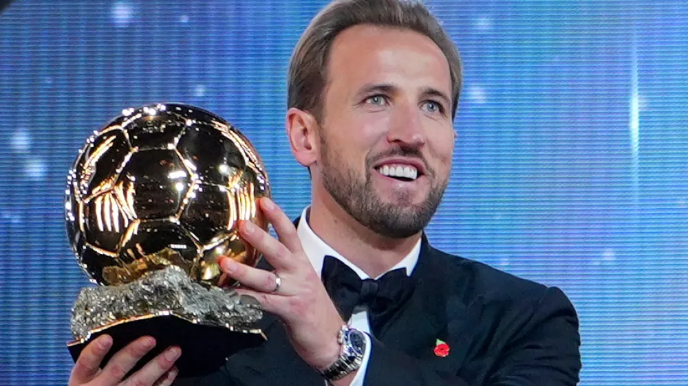 England's soccer player Harry Kane holds the player of the year trophy during the Ballon d'Or ceremony at the London Palladium Theatre in London, England, Monday, Oct. 26, 2026. (AP Photo/Kin Cheung)