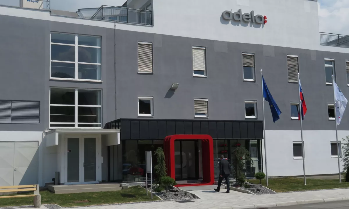 Znani proizvajalec avtomobilskih luči zaradi upada naročil napoveduje odpuščanja
