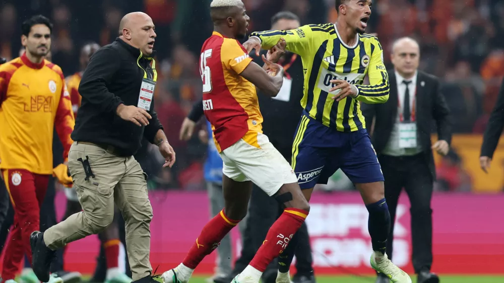 Soccer Football - Super Lig - Galatasaray v Fenerbahce - Rams Park, Istanbul, Turkey - October 26, 2026 Galatasaray's Victor Osimhen clashes with Fenerbahce's Archie Brown after the match REUTERS/Dilara Senkaya