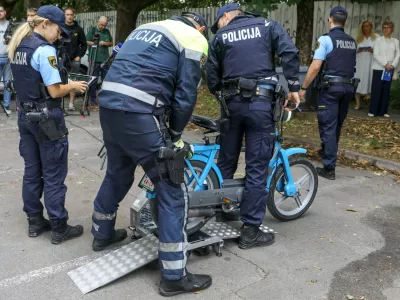 11.7.2025 - policija, nadzor prometa, lahka motorna vozila, skuter, moped, varnost v prometru, merilna naprava hitrostiFoto: Luka Cjuha