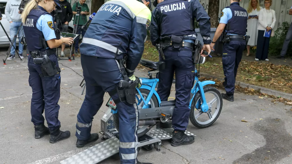 11.7.2025 - policija, nadzor prometa, lahka motorna vozila, skuter, moped, varnost v prometru, merilna naprava hitrostiFoto: Luka Cjuha