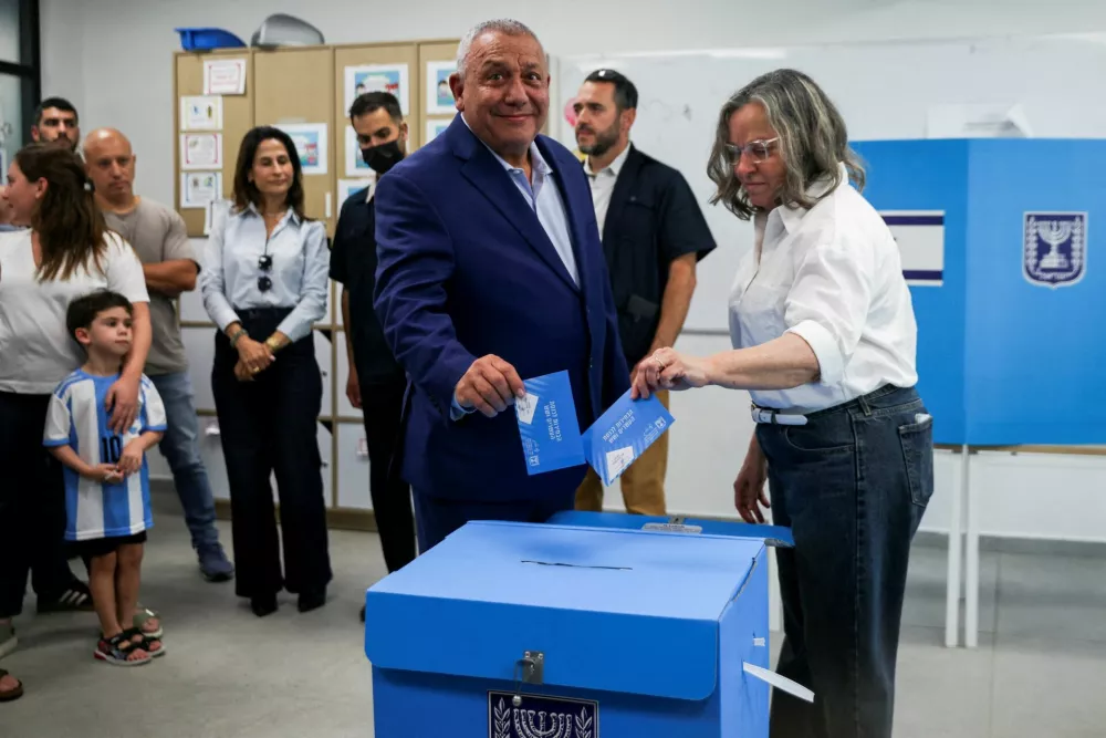 Former Israeli military chief Gadi Eisenkot, leader of the Yashar party, votes during the national election, in Herzliya, Israel, October 27, 2026. REUTERS/Shir Torem   TPX IMAGES OF THE DAY