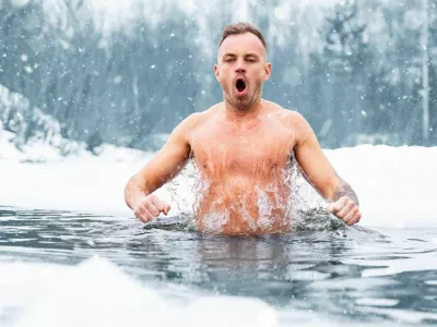 Man jumping in ice cold water in winter / Foto: Grinvalds