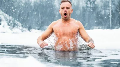 Man jumping in ice cold water in winter / Foto: Grinvalds