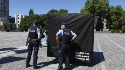Točno ob 11:00 bomo na Trgu republike izvedli simbolično akcijo, ki bo ponazorila vso absurdnost trenutne politične situacije in tudi z lastnimi besedami politikov najbolj nazorno možno predstavila njihovo izdajo volilk in volilcev, ki so jim verjeli.. protest black cube foto luka cjuha