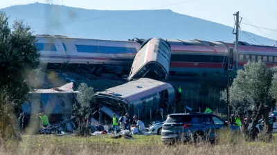 Emergency services attend to the victims at the scene of a collision between two trains in Urda, Spain, on Wednesday, Oct. 28, 2026. (Juanma Jiménez/Europa Press via AP)