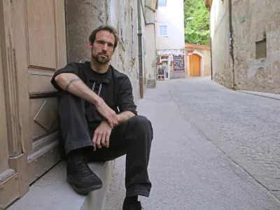 - 02.06.2017 - Erik Valenčič, neodvisni raziskovalni novinar - vojni reporter, ki je poročal iz kriznih žari&scaron;č kot so Irak, Sirija in Palestina - avtor romana o levem ekstremizmu Sence ne gorijo, dokumentarcev Fronte Kurdistana in Koalicija sovra&scaron;tva //FOTO: Tomaž Skale