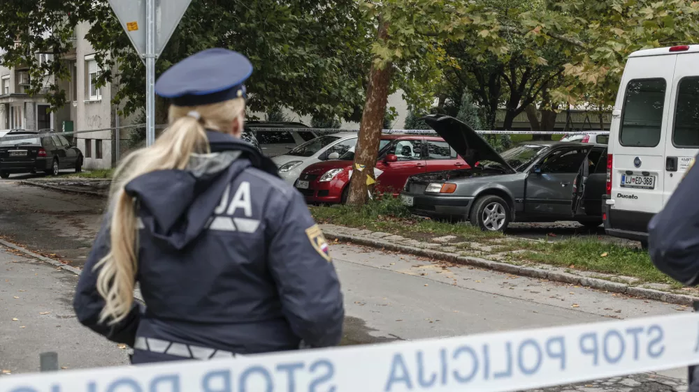 - vozilo roparjev SKB banke - policijska preiskava na parkiri&scaron;ču Savsko naselje - &Scaron;erkova ulica - Policija - 12.10.2015 - rop banke SKB v Ljubljani - SKB banka - Bežigrajski dvor, Dunajska cesta 56 - trije neznani oboroženi mo&scaron;ki so od uslužbencev zahtevali denar in uspe&scaron;no odnesli nekaj tisoč evrov.//FOTO: Luka Cjuha.