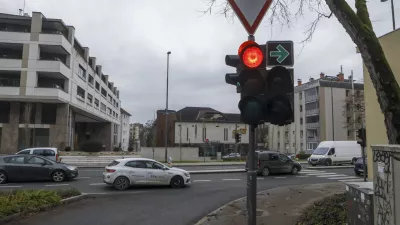 - 12.12.2023 &ndash; križi&scaron;če Karlov&scaron;ka cesta &ndash; Predor pod Gradom - semafor - prometni znak zelena pu&scaron;čica za zavijanje desno pri rdeči luči -  //FOTO: Luka Cjuha