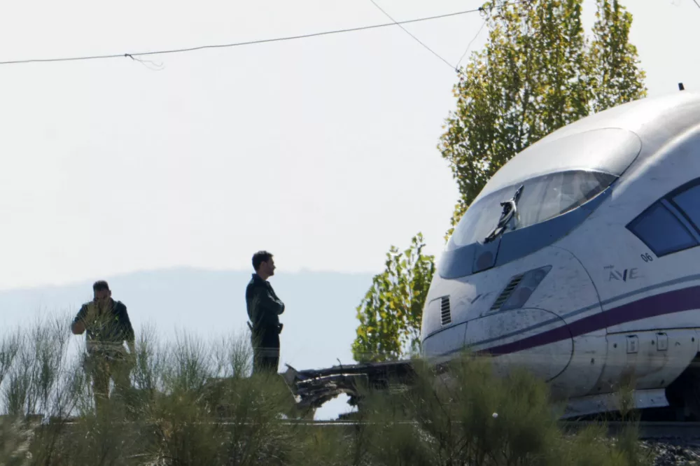 Rescue personnel work at the site following the collision of two high-speed trains between the towns of Mora and Orgaz, near Toledo, Spain, October 28, 2026. REUTERS/Violeta Santos Moura