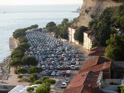 - avtomobili, javno parkiri&scaron;če.- 11.07.2024. - Parkiri&scaron;če Fornače pri Piranu.//FOTO: Bojan Velikonja
