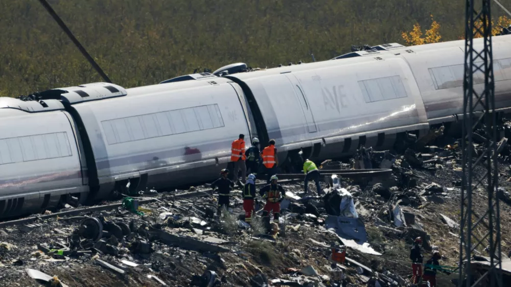 Rescue personnel work at the site of the collision of two high-speed trains between the towns of Mora and Orgaz, near Toledo, Spain, October 28, 2026. REUTERS/Violeta Santos Moura