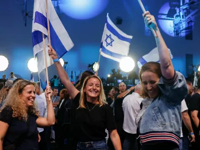 Supporters of former military chief Gadi Eisenkot, leader of the Yashar party, react following national election exit polls at his party headquarters in Tel Aviv, Israel October 28, 2026. REUTERS/Shir Torem