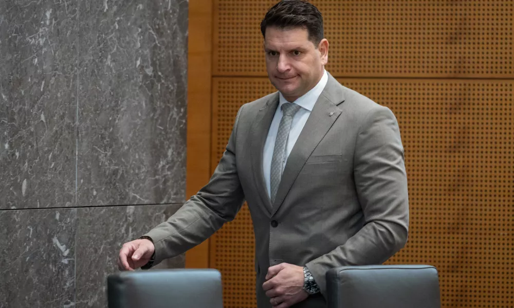 Ljubljana, DZ.Nadaljevanje redne seje DZ, na kateri so med drugim obravnavali novelo zakona o trgu financnih instrumentov ter predlog zakona o interventnih ukrepih za odpravo posledic suse v letu 2026.Predsednik DZ Zoran Stevanovic.