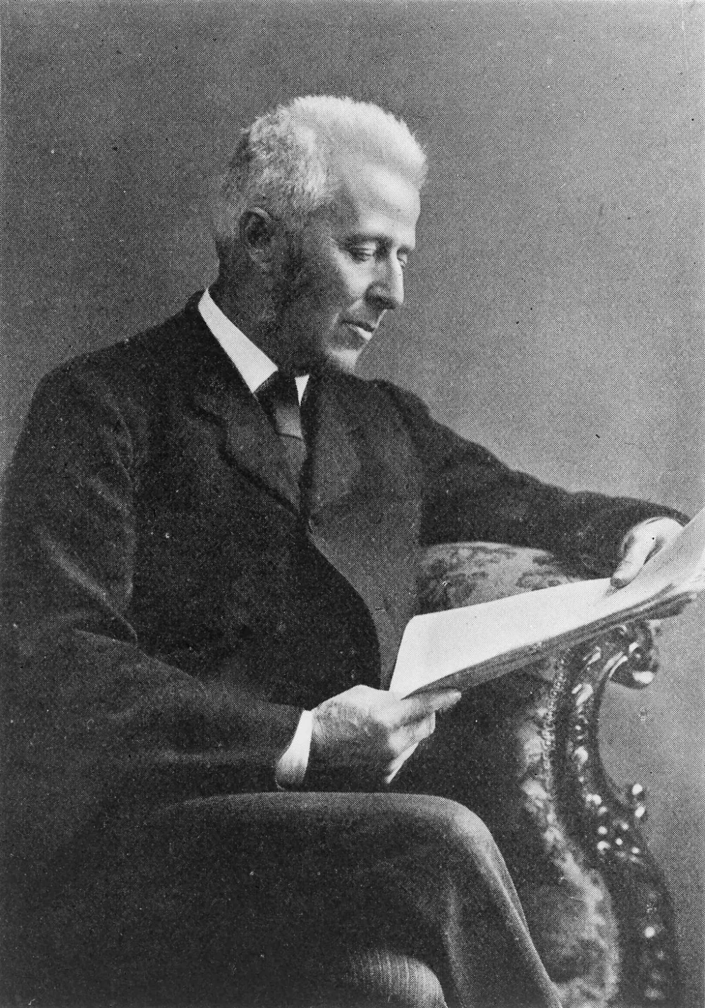 M0016138 Portrait of Joseph Bell, M.D., F.R.C.S., J.P.D.L. (1837-1911)Credit: Wellcome Library, London. Wellcome Imagesimages@wellcome.ac.ukhttp://wellcomeimages.orgPortrait of Joseph Bell, M.D., F.R.C.S., J.P.D.L. (1837-1911). Half-length seated portrait, with Bell reading papers, facing the right.Photograph1914 By: J.M.E. Saxby(Joseph Bell) An Appreciation by an Old FriendOliphant, Anderson and FerrierPublished: 1914Copyrighted work available under Creative Commons Attribution only licence CC BY 4.0 http://creativecommons.org/licenses/by/4.0/ / Foto: Wellcome Library, London