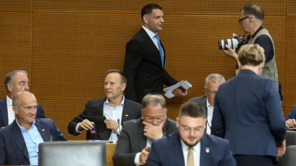 Poslanski mandat kot vroči krompir: funkcija vse bolj izgublja ugled