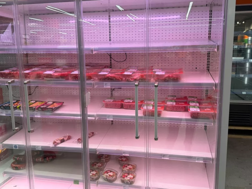 Na pol prazni hladilniki z mesnimi izdelki.