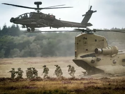 Nizozemski vojaki in helikopter.