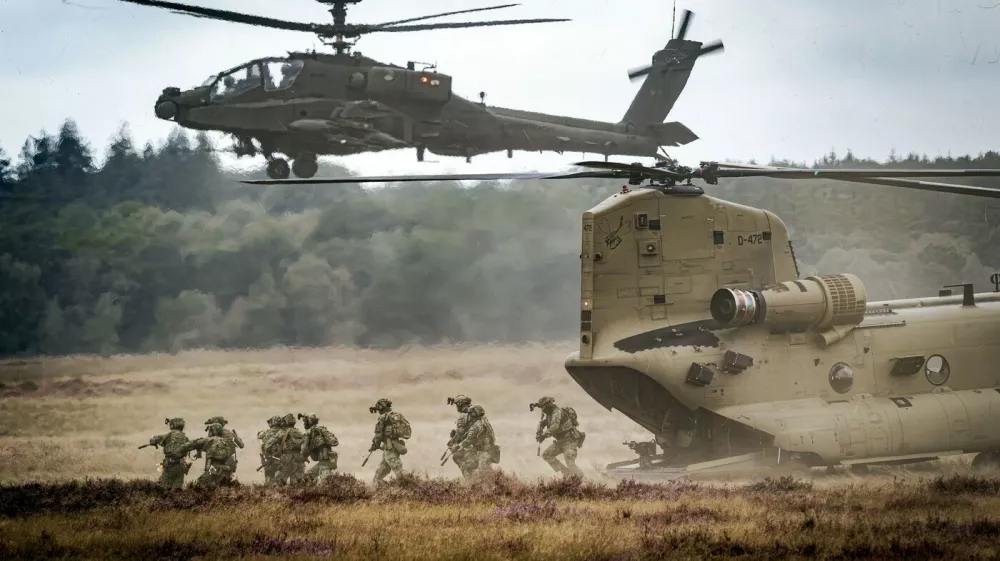 Nizozemski vojaki in helikopter.