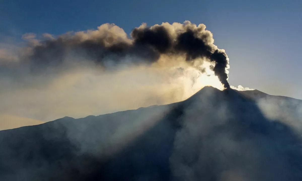 Etna znova začela bruhati pepel: na letališču v Catanii omejili število letov
