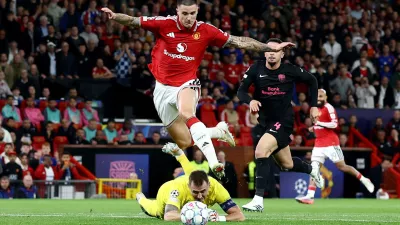 Soccer Football - UEFA Champions League - Manchester United v Sabah - Old Trafford, Manchester, Britain - September 10, 2026 Manchester United's Benjamin Sesko in action with Sabah's Stas Pokatilov before scoring their third goal Action Images via Reuters/Lee Smith