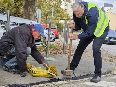 Ljubljana, na kriziscu Komanove ulice in Ulice Staneta Severja.Delovna akcija kandidata za zupana Mestne obcine Ljubljana Alesa Primca.