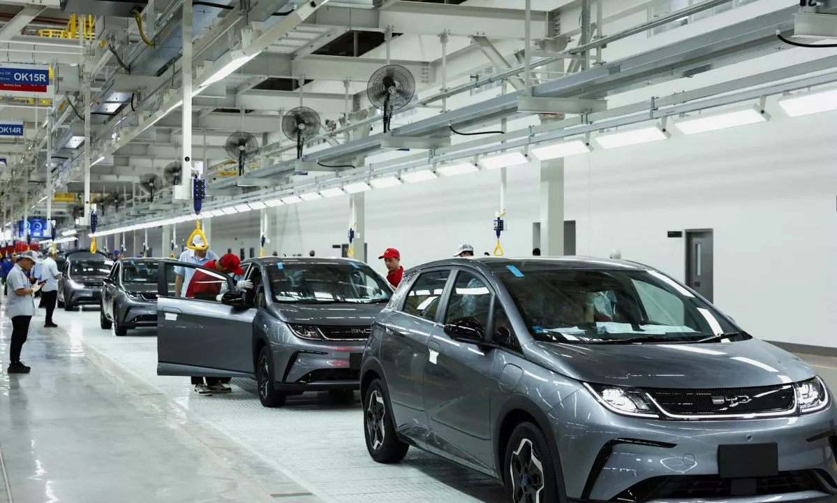 Kitajska avtomobilska industrija proizvaja preveč. Posledice čuti ves svet
