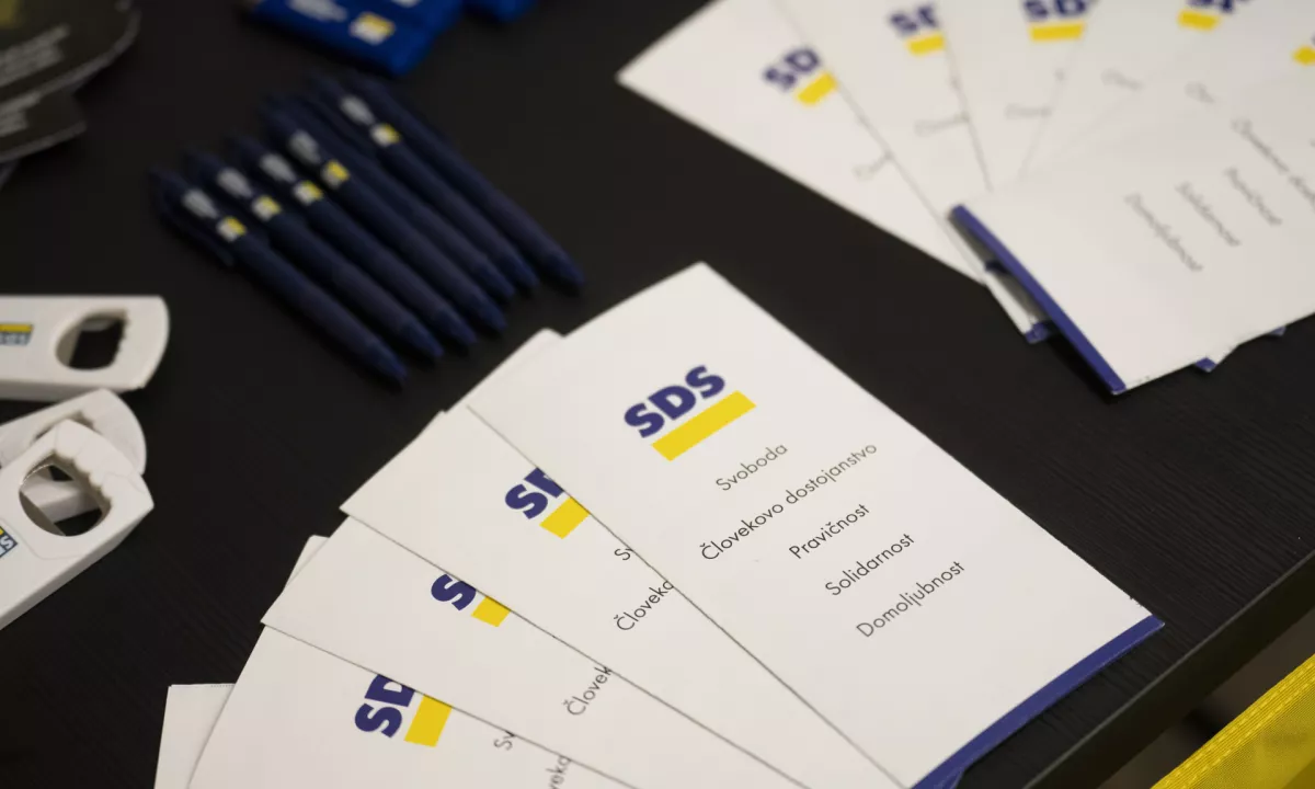 Afera v kabinetu: očitki o dezinformacijah in umazanih kampanjah SDS