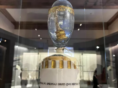 Galilejev sredinec, ki so ga iz njegovega groba vzeli leta 1737, danes razstavljajo v firen&scaron;kem muzeju Museo Galileo. Foto: ThePhotoGraphIc/Wikimedia Commons, CC BY-SA 4.0 / Foto: Thephotographic/wikimedia Commons, Cc By-sa 4.0
