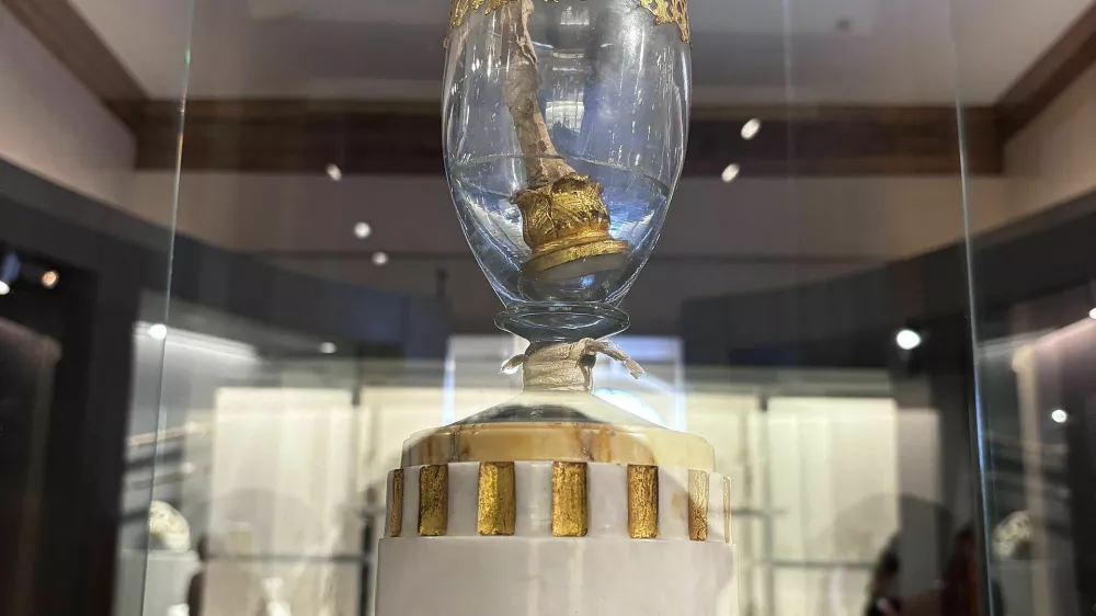 Galilejev sredinec, ki so ga iz njegovega groba vzeli leta 1737, danes razstavljajo v firen&scaron;kem muzeju Museo Galileo. Foto: ThePhotoGraphIc/Wikimedia Commons, CC BY-SA 4.0 / Foto: Thephotographic/wikimedia Commons, Cc By-sa 4.0
