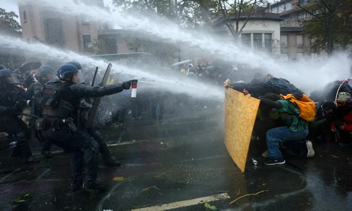 Francoska kriza: Vladne omejitve, protesti dijakov in izredne razmere