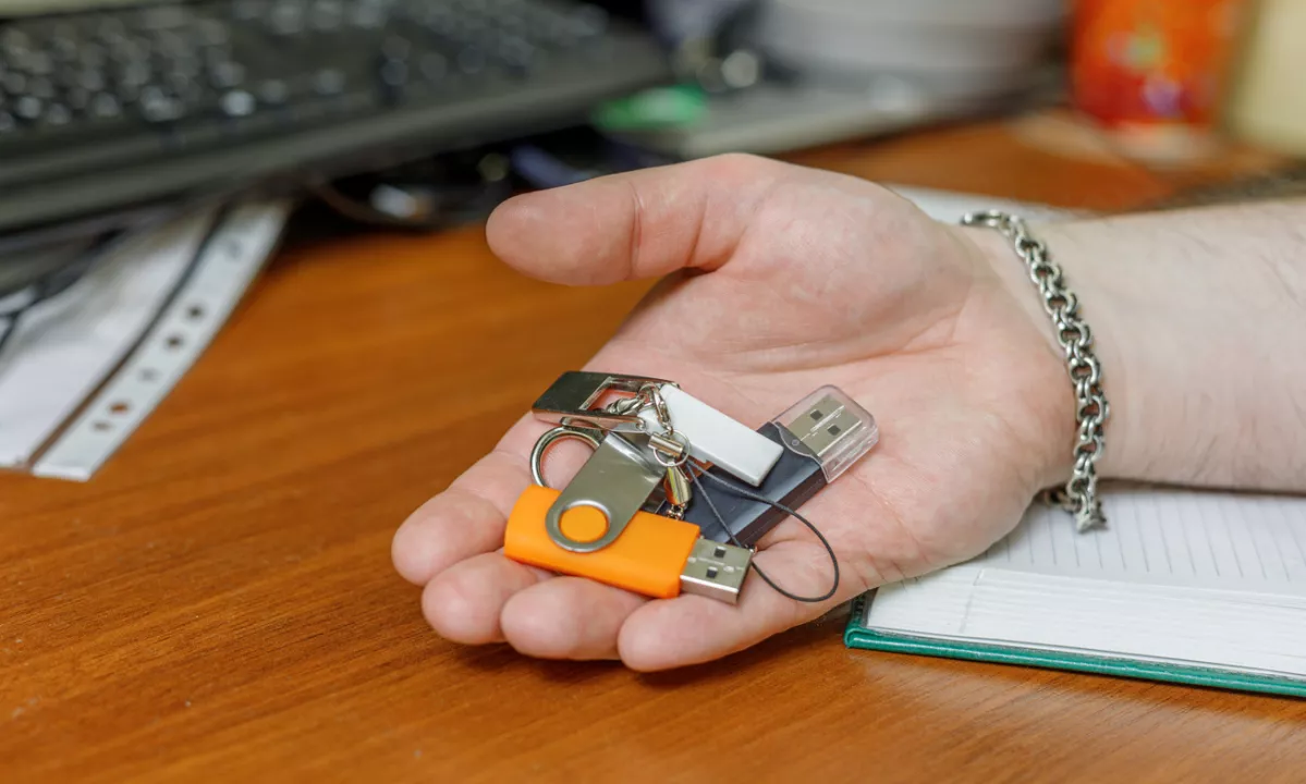 Pozabljivi jamesi bondi: obveščevalci izgubili več tisoč usb-ključkov s tajnimi podatki