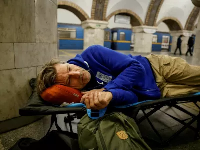 Actor Nikolaj Coster-Waldau takes shelter inside a metro station fearing a possible Russian missile and drone strike, amid Russia's attack on Ukraine, in Kyiv, Ukraine October 28, 2026. REUTERS/Stringer   TPX IMAGES OF THE DAY