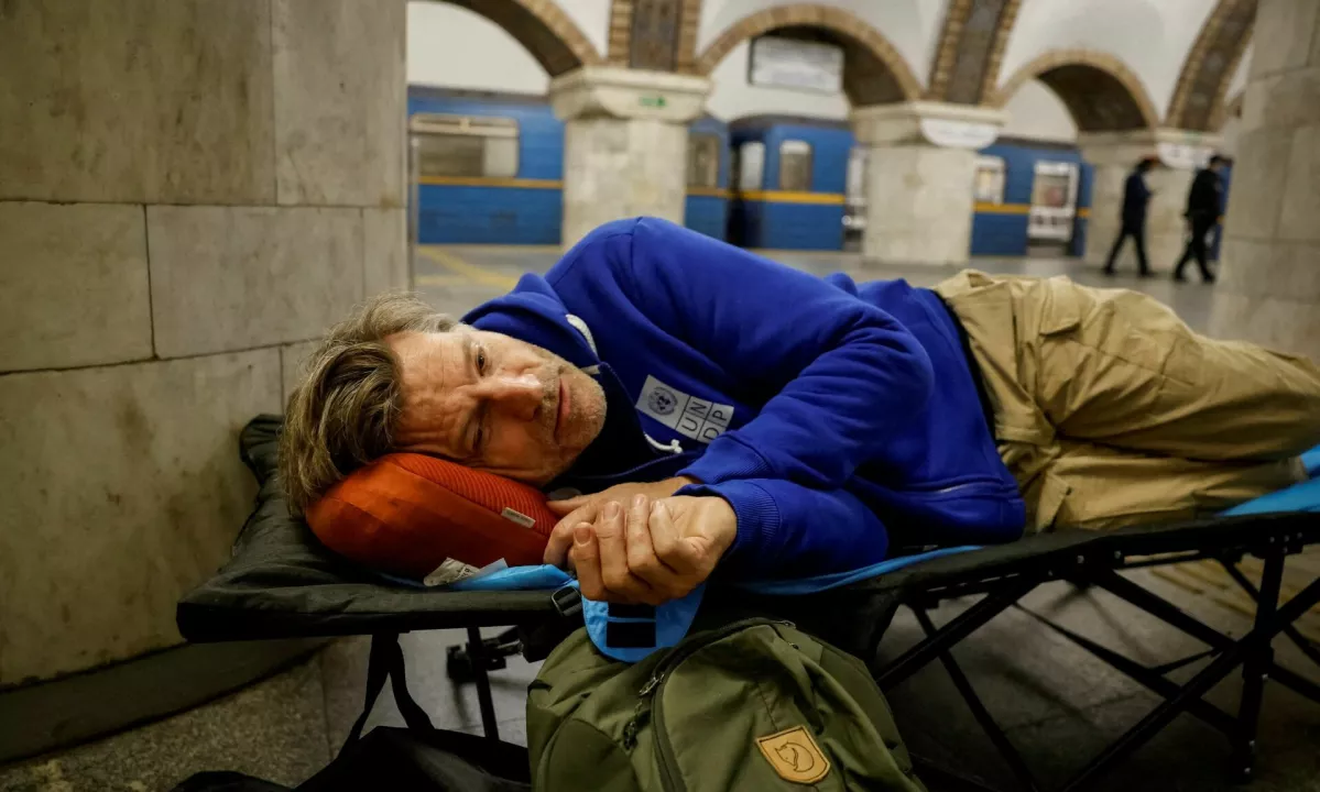 Mimoidoči niso mogli verjeti, kdo spi med ruskim napadom v kijevskem metroju