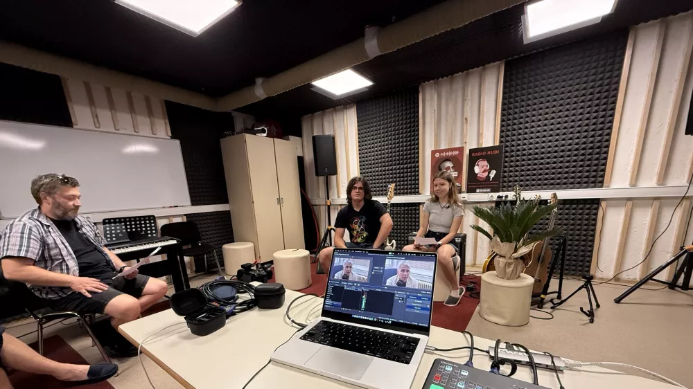 Zadnja pilotna oddaja v okviru Erasmus+ projekta Razvoj mladinskega medija. Foto: Kotlovnica