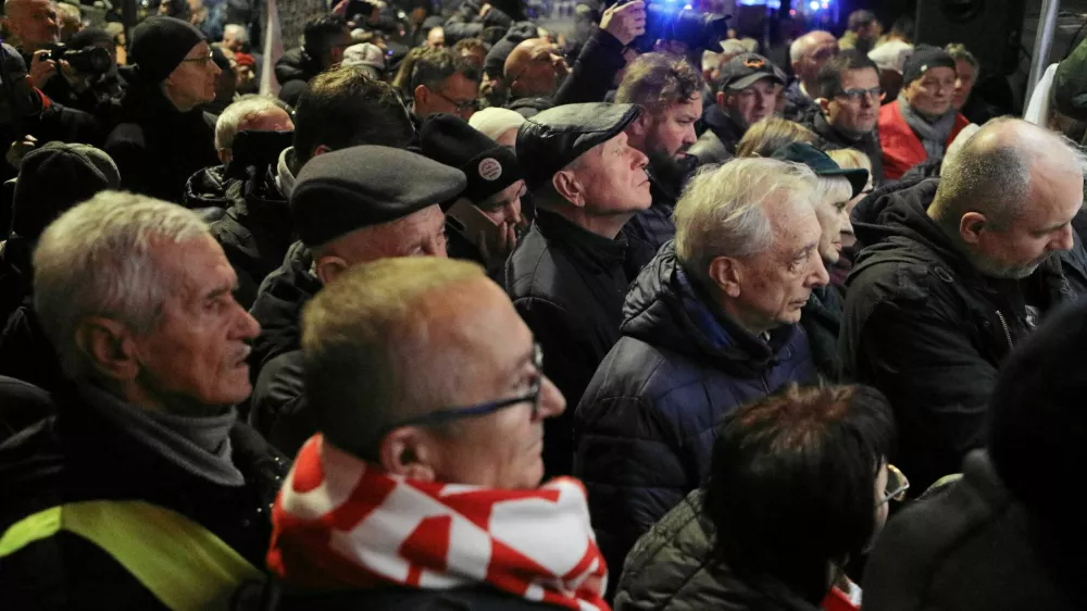 Demonstrators attend a protest outside the premises of Poland's Constitutional Tribunal, after the tribunal said on its website that the tribunal's president Bogdan Swieczkowski, who was a deputy justice minister under the PiS government, had been suspended on Friday, in Warsaw, Poland, October 30, 2026. Michal Borowczyk/Agencja Wyborcza.pl/via REUTERS  ATTENTION EDITORS - THIS IMAGE WAS PROVIDED BY A THIRD PARTY. POLAND OUT. NO COMMERCIAL OR EDITORIAL SALES IN POLAND.
