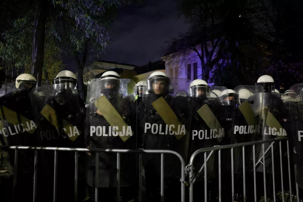 Police stand guard as people protest outside the premises of Poland's Constitutional Tribunal after the tribunal said on its website that the tribunal's president Bogdan Swieczkowski, who was a deputy justice minister under the Law and Justice (PiS) government, had been suspended on Friday, in Warsaw, Poland, October 31, 2026. Agencja Wyborcza.pl/via REUTERS  ATTENTION EDITORS - THIS IMAGE WAS PROVIDED BY A THIRD PARTY. POLAND OUT. NO COMMERCIAL OR EDITORIAL SALES IN POLAND.   TPX IMAGES OF THE DAY