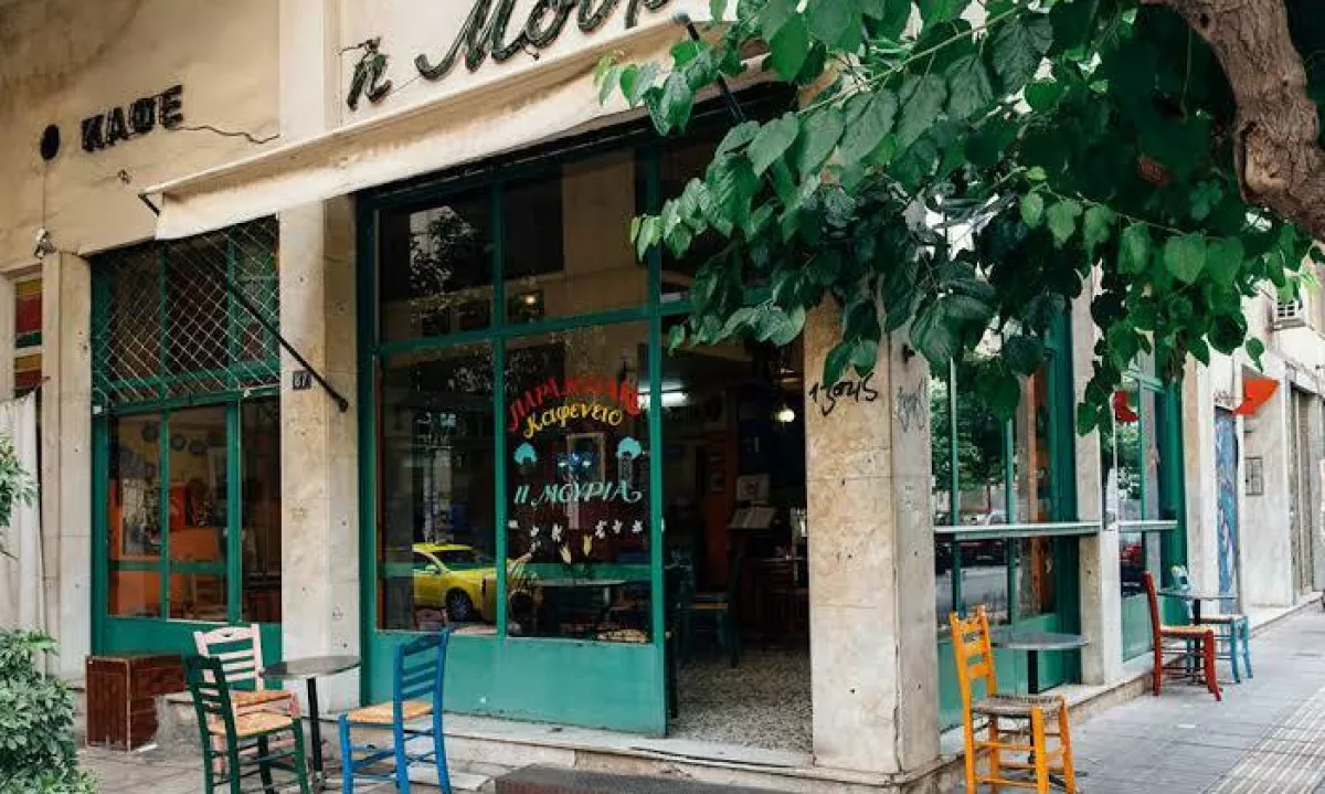 Turizem in gentrifikacija izrivata zgodovino: zaprla se bo legendarna atenska kavarna