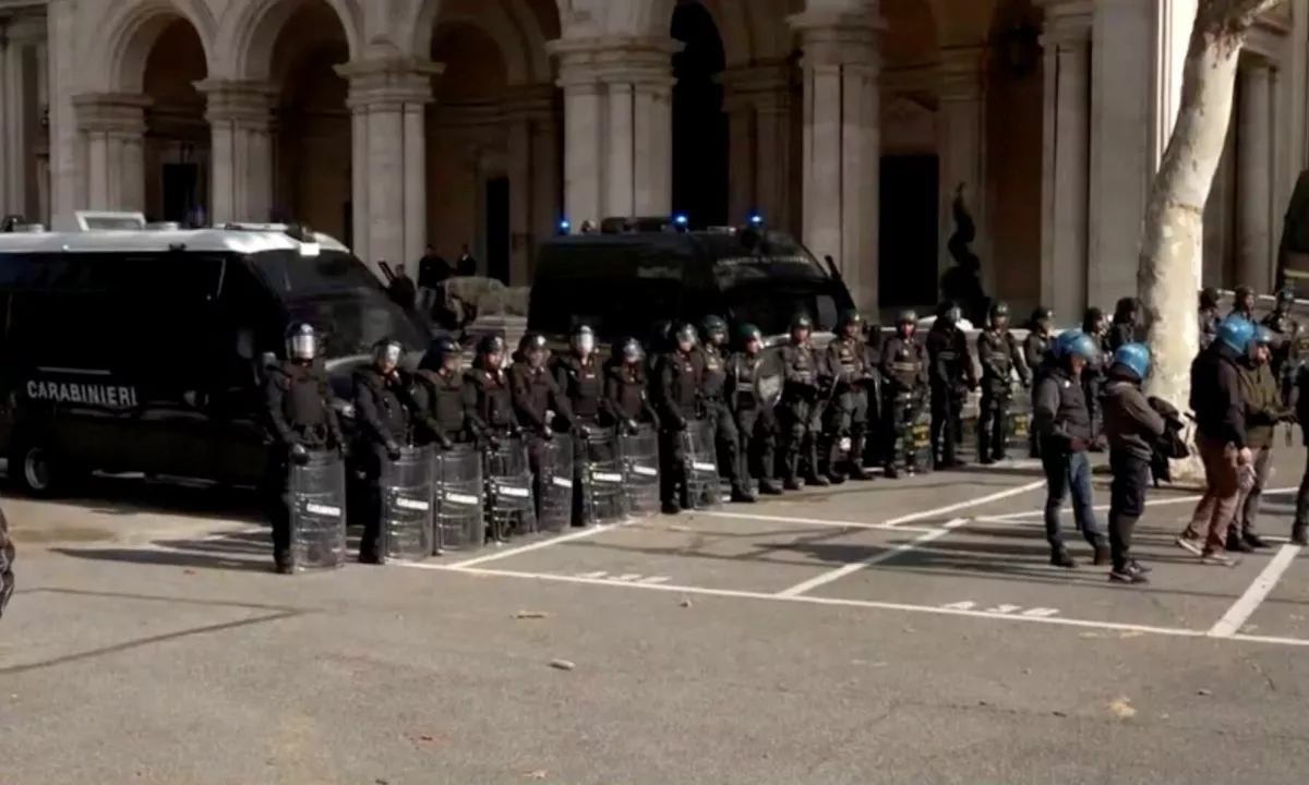 Italijo zajel val protestov in spopadov s policijo