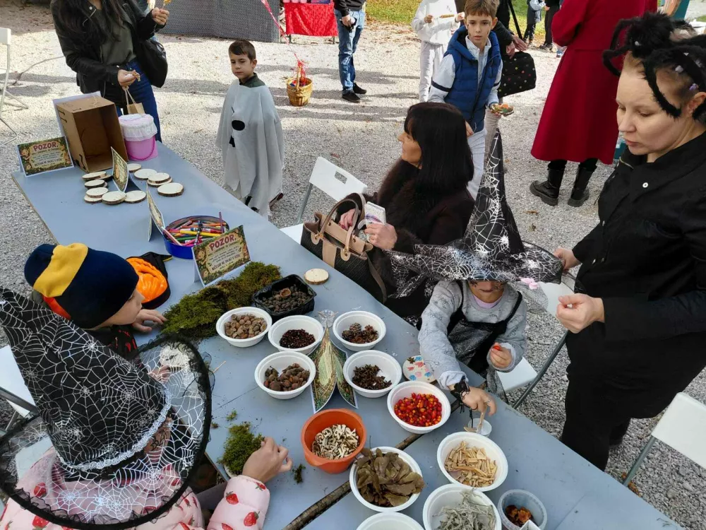 Na grajskem dvori&scaron;ču so si najmlaj&scaron;i lahko izdelali svoj amulet. Foto: Vesna Levičnik