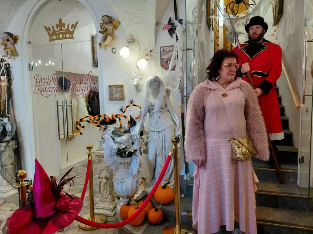 Grofica, tokrat v vlogi princeske, Tanja &Scaron;ubelj je pred doživetje obiskovalce prijazno nagovorila. Foto: Vesna Levičnik