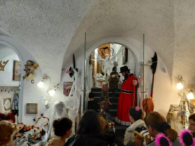 Ogled se je začel s sprehod po začaranem grajskem stopni&scaron;ču. Foto: Vesna Levičnik 