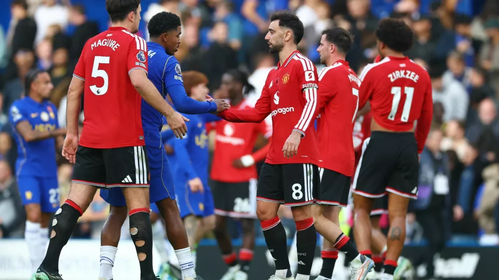 Soccer Football - Premier League - Chelsea v Manchester United - Stamford Bridge, London, Britain - October 31, 2026 Manchester United's Bruno Fernandes shakes hands with Chelsea's Wesley Fofana at the end of the match Action Images via Reuters/Peter Cziborra EDITORIAL USE ONLY. NO USE WITH UNAUTHORIZED AUDIO, VIDEO, DATA, FIXTURE LISTS, CLUB/LEAGUE LOGOS OR 'LIVE' SERVICES. ONLINE IN-MATCH USE LIMITED TO 120 IMAGES, NO VIDEO EMULATION. NO USE IN BETTING, GAMES OR SINGLE CLUB/LEAGUE/PLAYER PUBLICATIONS. PLEASE CONTACT YOUR ACCOUNT REPRESENTATIVE FOR FURTHER DETAILS..