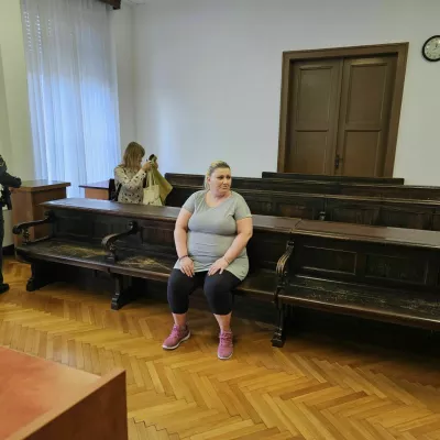 Katja Kup&scaron;ek pravi, da o&scaron;kodovanca ni tepla, le za noge ga je držala, da ne bi "migal", kar ji je naročil partner Boris Močnik. 