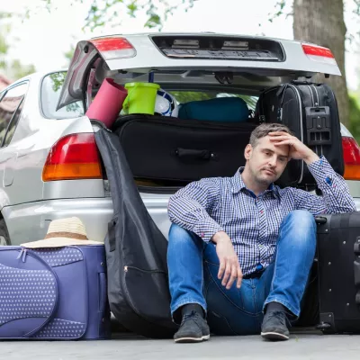 Preden jo zložite v avto, je pametno vso prtljago postaviti predenj. / Foto: Istock