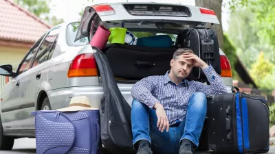 Preden jo zložite v avto, je pametno vso prtljago postaviti predenj. / Foto: Istock
