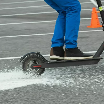 Kolesa so majhna in občutljiva na razne neravnine in ovire. F AVP
