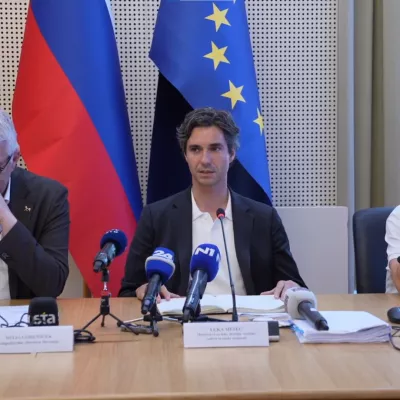 Ljubljana, vlada.Novinarska konferenca po seji Ekonomsko-socialnega sveta (ESS).Mitja Gorenscek iz Gospodarske zbornice Slovenije (GZS), minister za delo, druzino, socialne zadeve in enake moznosti Luka Mesec in Andrej Zorko iz Zveze svobodnih sindikatov Slovenije.Foto: STA