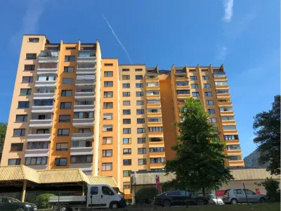 Medtem ko je večina blokov na Jesenicah dobila nove fasade, prenovo toplotne postaje &scaron;e čakajo. Foto: Eva Branc